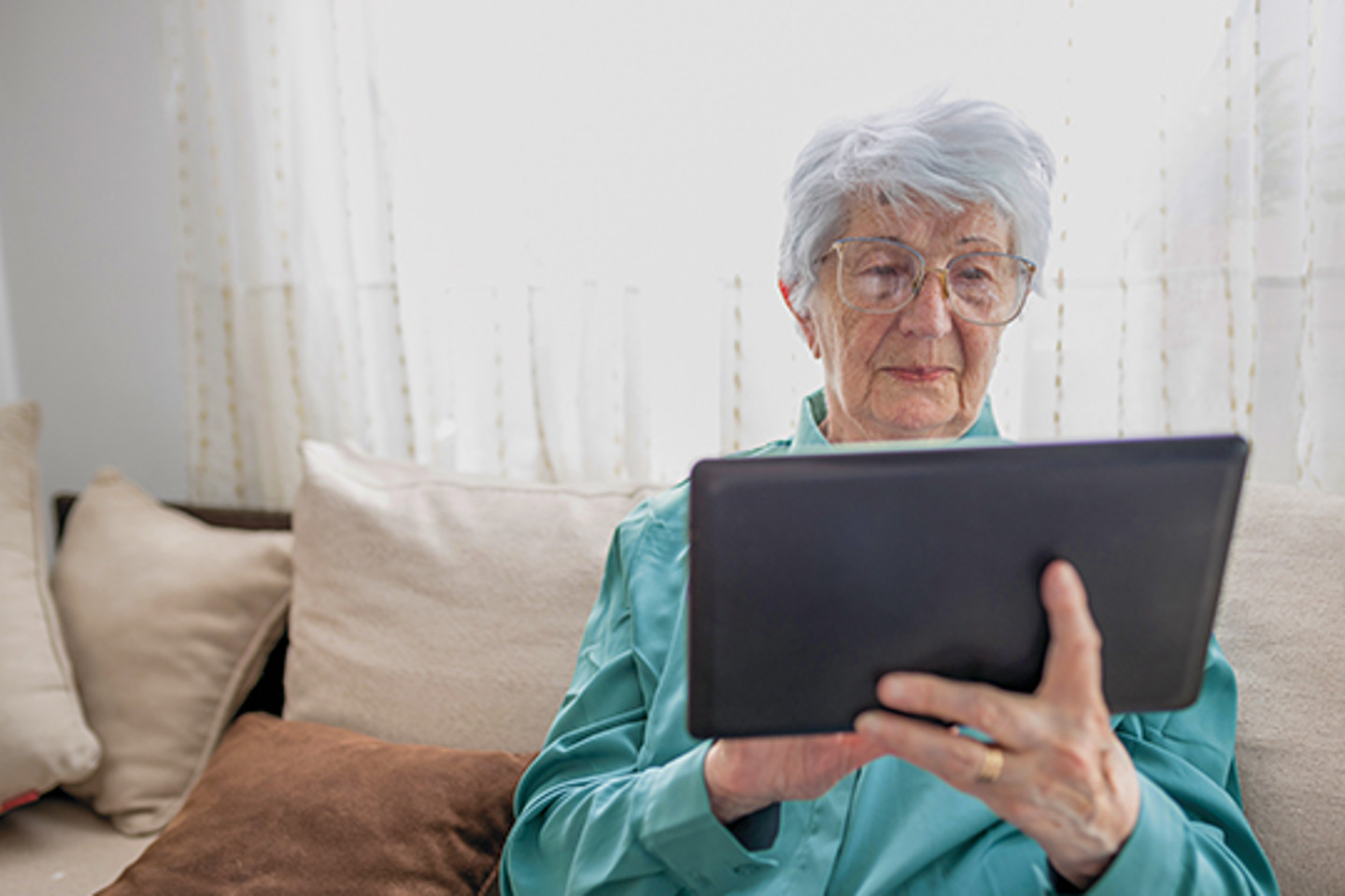 576X360 Other Images 1 Arkphire old woman looking at tablet